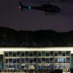 Un helicóptero sobrevuela el Palacio de Planalto puesto bajo control policial tras el asalto y saqueo de los bolsonaristos.