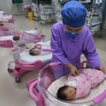 Una enfermera atiende a un recién nacido en el Hospital de Mujeres y Niños de la ciudad de Fuyang, en la provincia de Anhui. La tasa de crecimiento de la población total de China se ha ralentizado notablemente según cifras oficiales. (Archivo 08.08.2022)