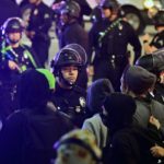 Los manifestantes se enfrentan a una línea de policías durante una manifestación contra el asalto policial fatal de Tire Nichols frente a la sede de LAPD, en Los Ángeles.