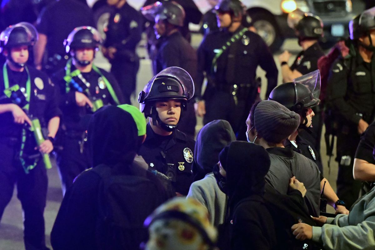 Los manifestantes se enfrentan a una línea de policías durante una manifestación contra el asalto policial fatal de Tire Nichols frente a la sede de LAPD, en Los Ángeles.