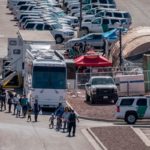 Un total de 292 autobuses han transportado 14,000 migrantes de El Paso hacia Nueva York y Chicago.