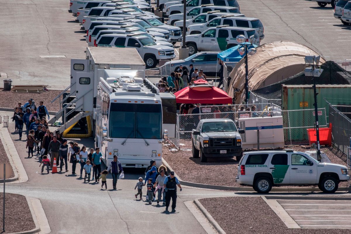 Un total de 292 autobuses han transportado 14,000 migrantes de El Paso hacia Nueva York y Chicago.