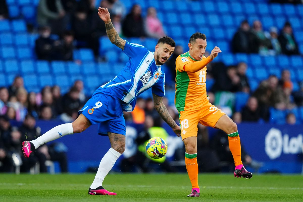 Andrés Guardado disputando un balón en el partido ante el Espanyol. 