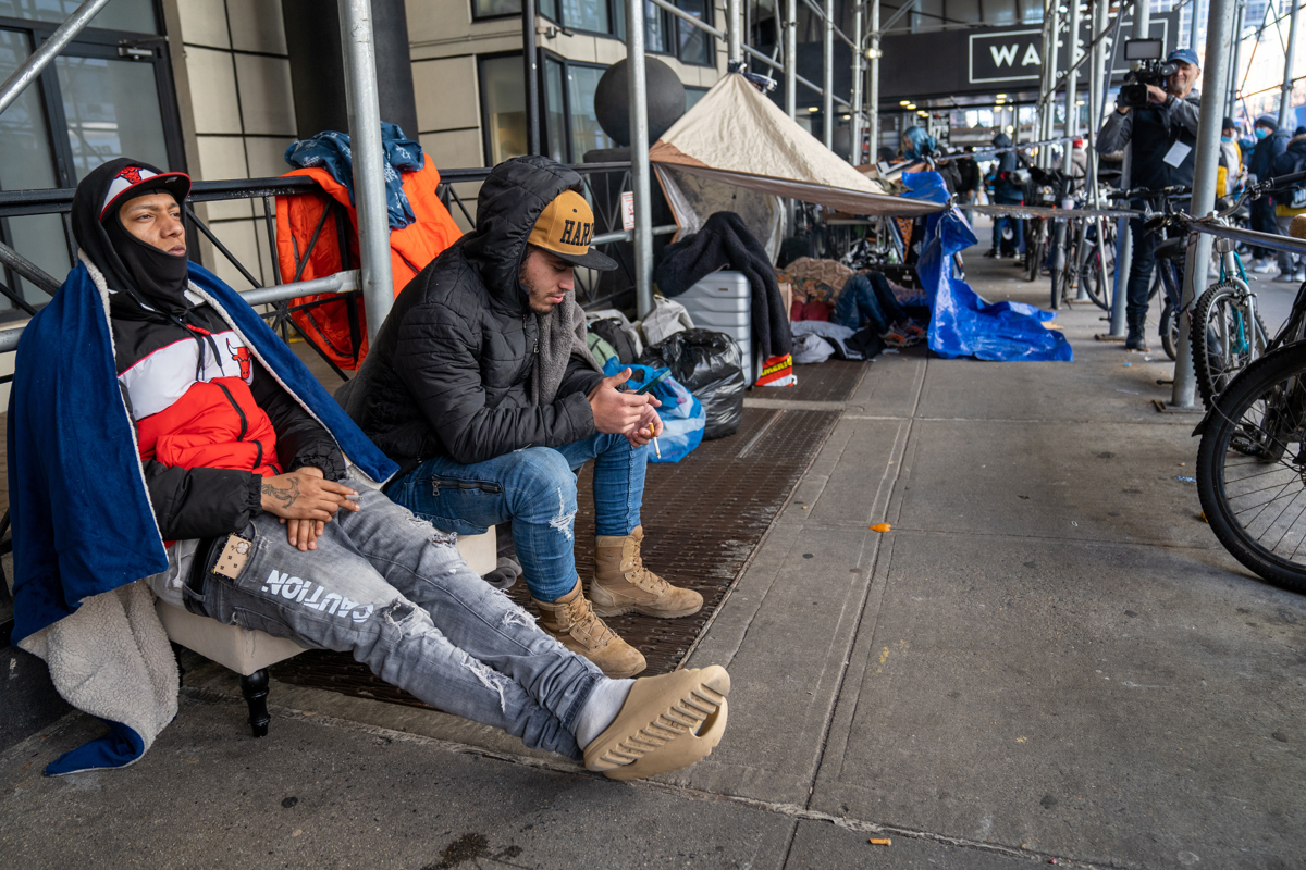 Migrantes duermen en las calles de Nueva York.