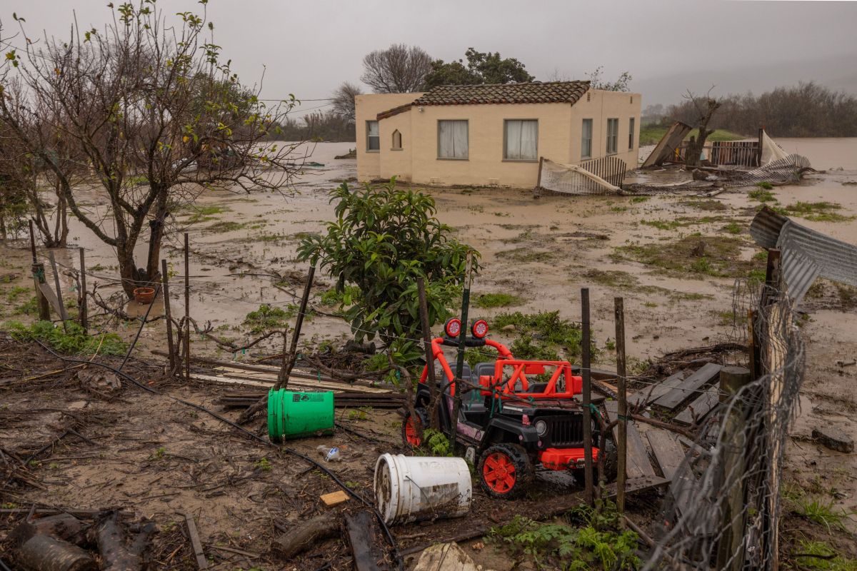 Una casa inundada junto al río Salinas cerca de Chualar, California, el 14 de enero de 2023.