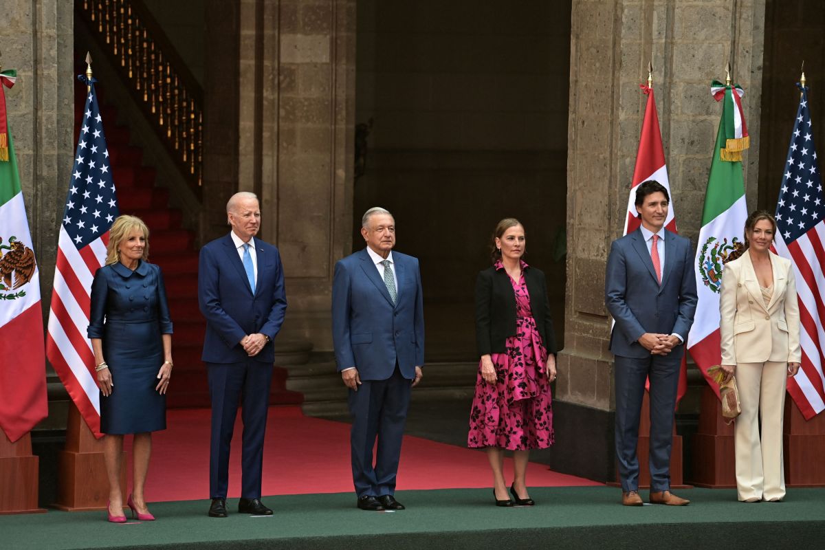 Biden está en México, donde participa de la Cumbre de las Américas junto al presidente de México y el primer ministro de Canadá.