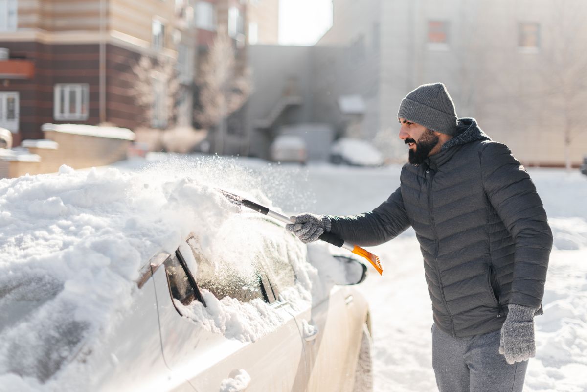 Retira la nieve de tu auto de forma segura y sin problema