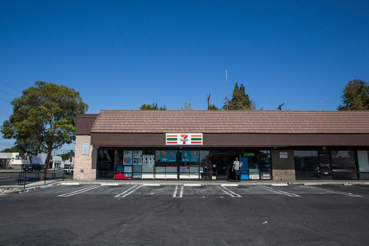 Los crímenes se cometieron en varias tiendas 7-Eleven en el sur de California.