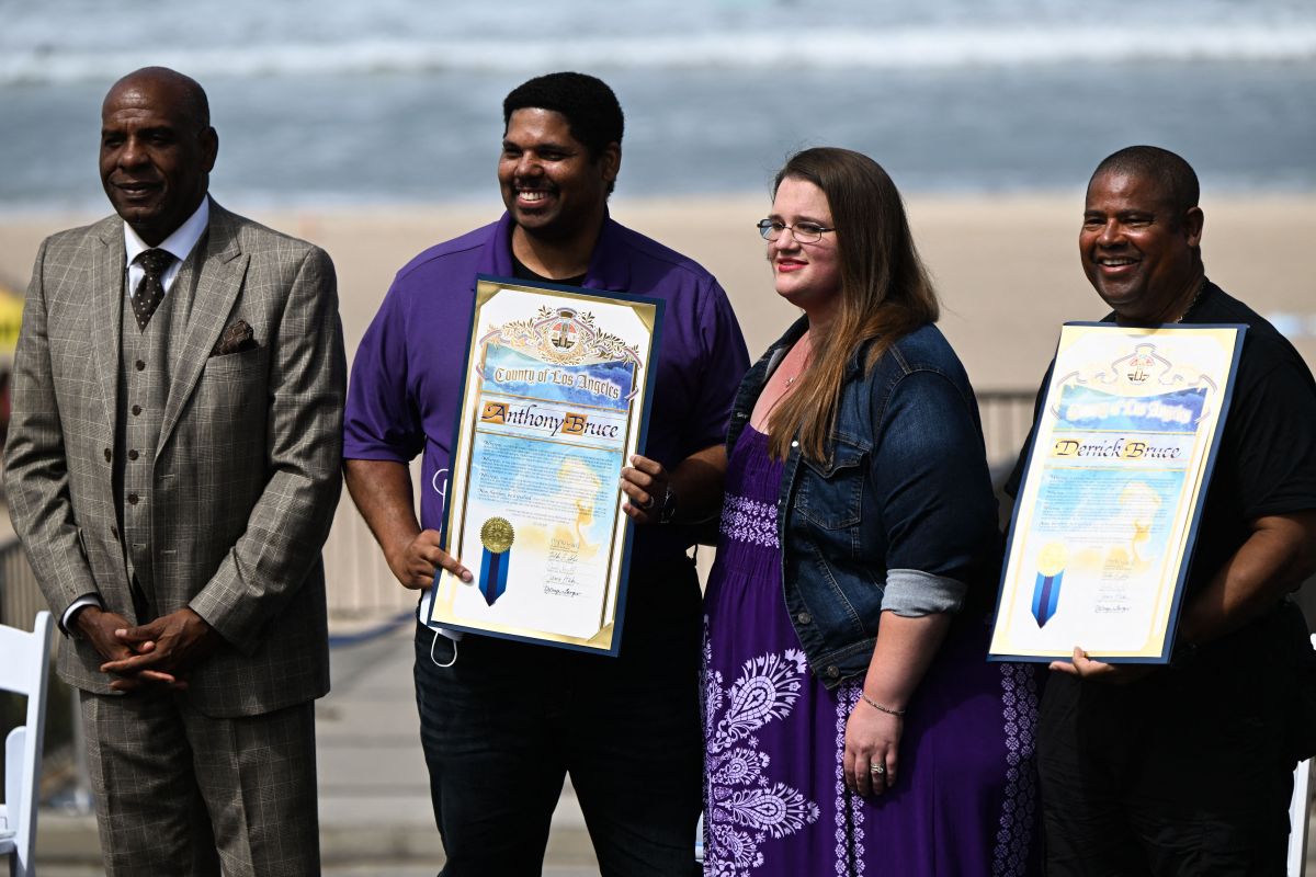 En julio de 2022, los herederos de Charles y Willa Bruce recibieron las escrituras del terreno en Manhattan Beach.