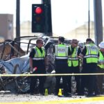 El Mercedes se incendió tras el choque y el conductor se dio a la fuga a pie. No se ha realizado ningún arresto.