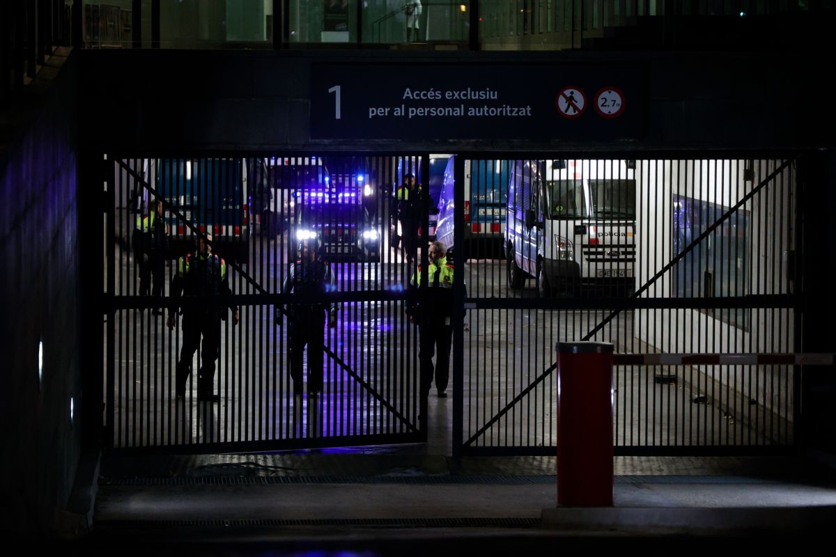 Dani Alves saliendo de los calabozos de la Ciudad de la Justicia hacia la cárcel Brians 1 de Sant Esteve Sesrovires (Barcelona) en un vehículo de los Mossos d'Esquadra.