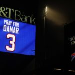 El número de Damar Hamlin ilumina el estadio de los Bills.