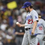 El lanzador Trevor Baeur durante un partido de Los Angeles Dodgers y San Diego Padres en la MLB 2021.