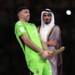 Emiliano 'Dibu' Martínez haciendo obsceno gesto en el Mundial de Qatar 2022.