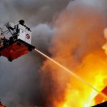 Unos 300 bomberos respondieron al incendio utilizando más de 80 equipos para controlar las llamas.