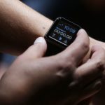 Entre las funciones del Apple Watch se encuentra el monitorear el ritmo cardíaco de sus usuarios, especialemente cuando se encuentran haciendo ejercicio