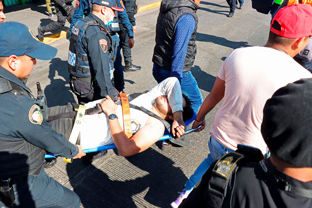 Traslado de lesionados en accidente en la Línea 3 del Metro de la CDMX.