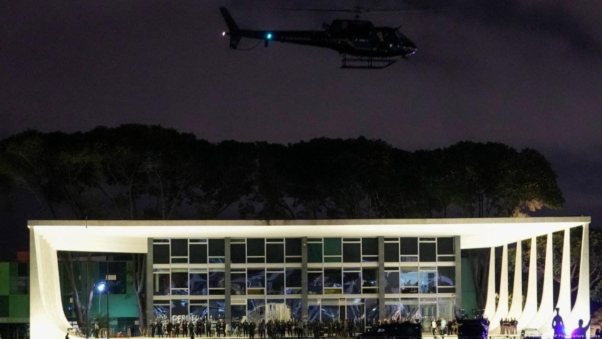 Un helicóptero sobrevuela el Palacio de Planalto puesto bajo control policial tras el asalto y saqueo de los bolsonaristos.