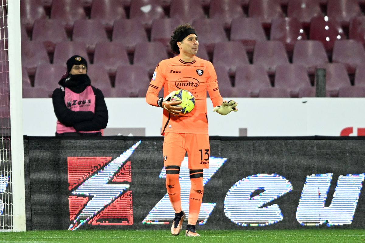 Guillermo Ochoa con los colores del Salernitana.