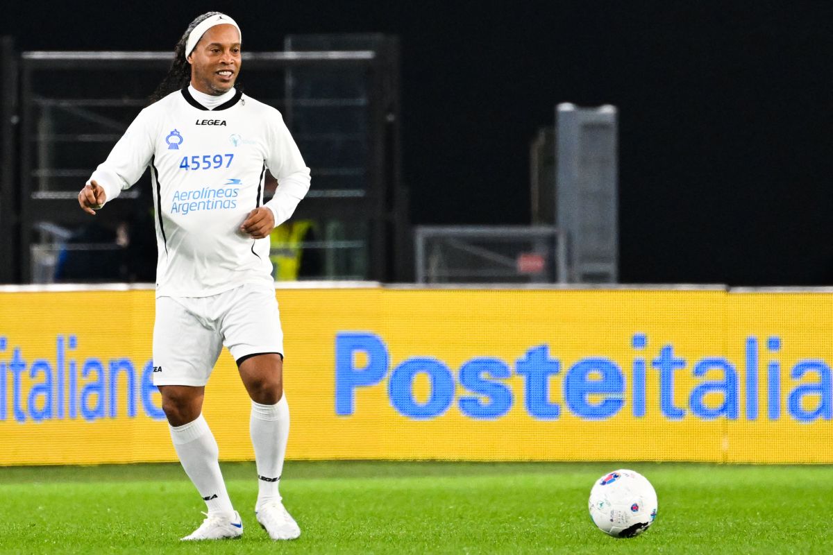 Ronaldinho en partido homenaje a Diego Maradona.