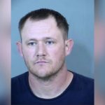 Ivon Adams, de 36 años, fue arrestado el jueves en Arizona por un cargo de negligencia infantil.