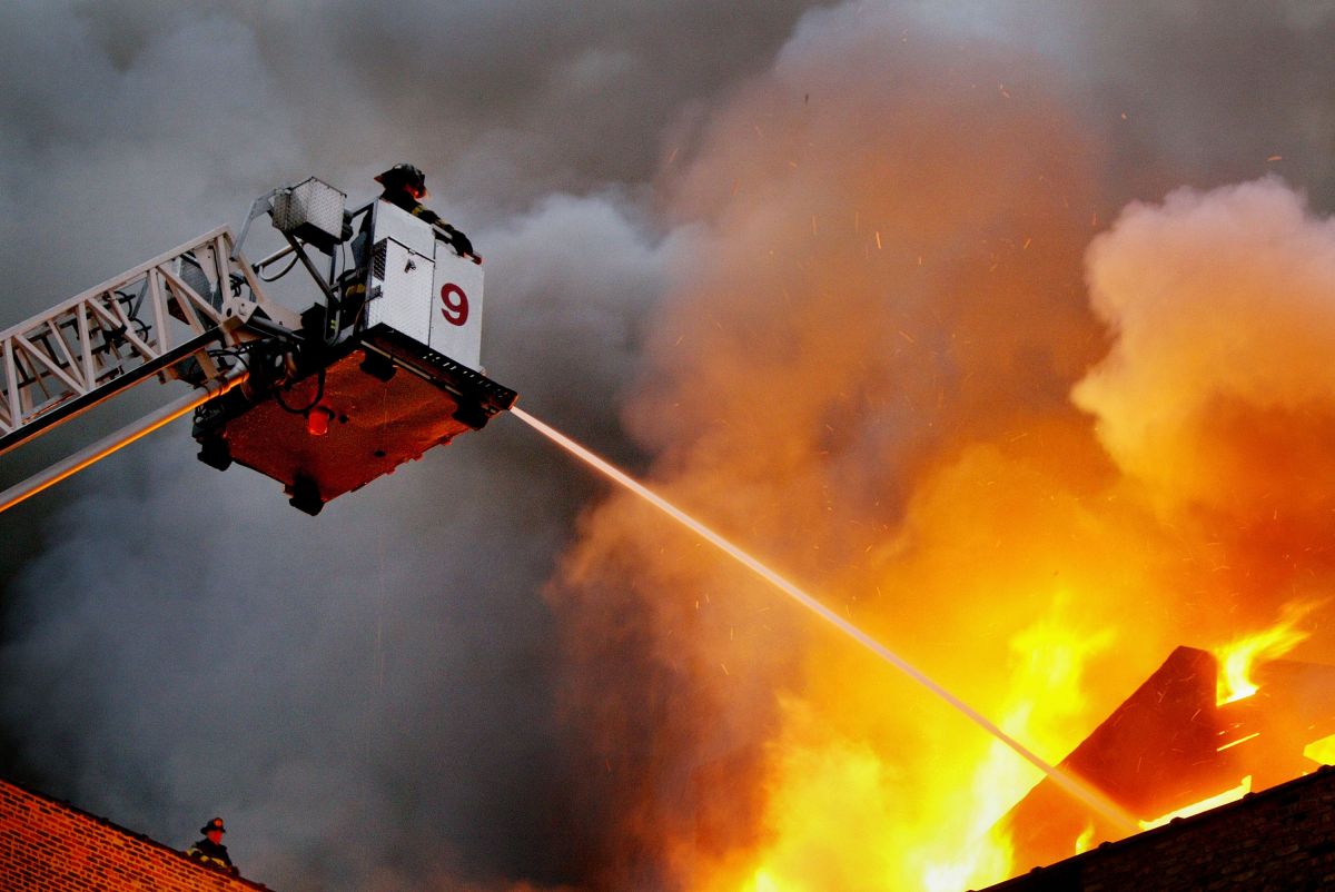 Unos 300 bomberos respondieron al incendio utilizando más de 80 equipos para controlar las llamas.