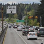 Un letrero de carril HOV  en la Interestatal 5 en dirección norte en Seattle, Washington.