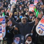 Iraníez participan en una manifestación a favor del gobierno en la ciudad central de Hamedan.