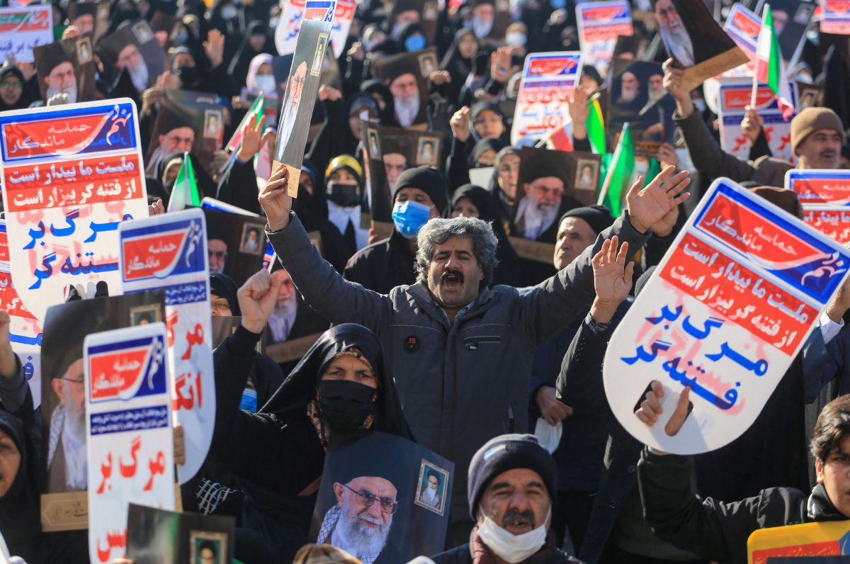 Iraníez participan en una manifestación a favor del gobierno en la ciudad central de Hamedan.