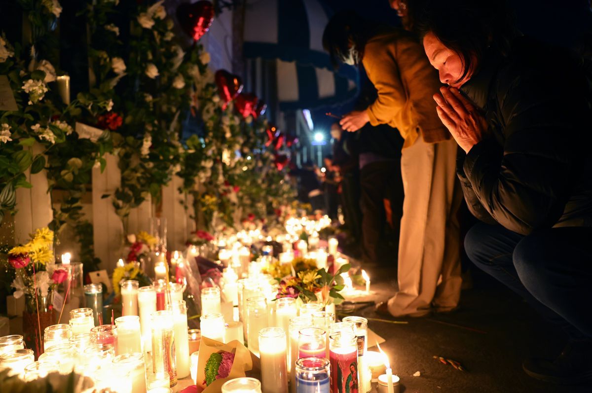 Residentes de Monterey Park realizaron una vigilia la noche de este miércoles en memoria de las víctimas del tiroteo en el salón de baile.