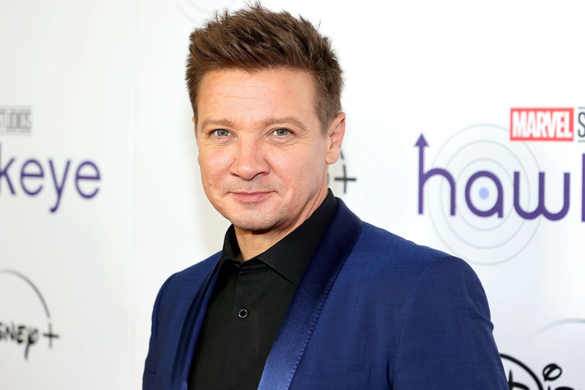 Jeremy Renner está siendo atendido en un hospital, acompañado de su familia.