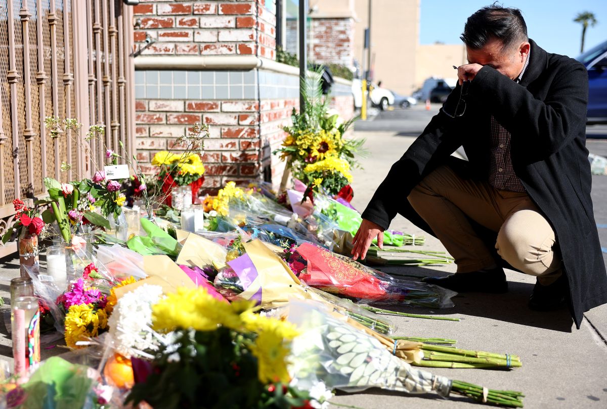 El alcalde de Monterey Park, Henry Lo, se arrodilla en un homenaje  en el lugar de un tiroteo masivo.