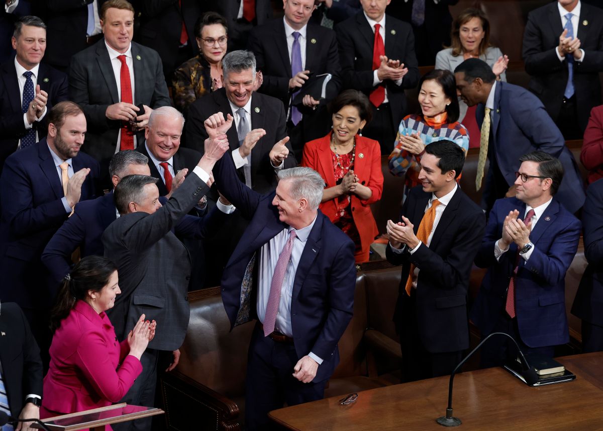 Kevin McCarthy es felicitado por legisladores republicanos tras ser electo.