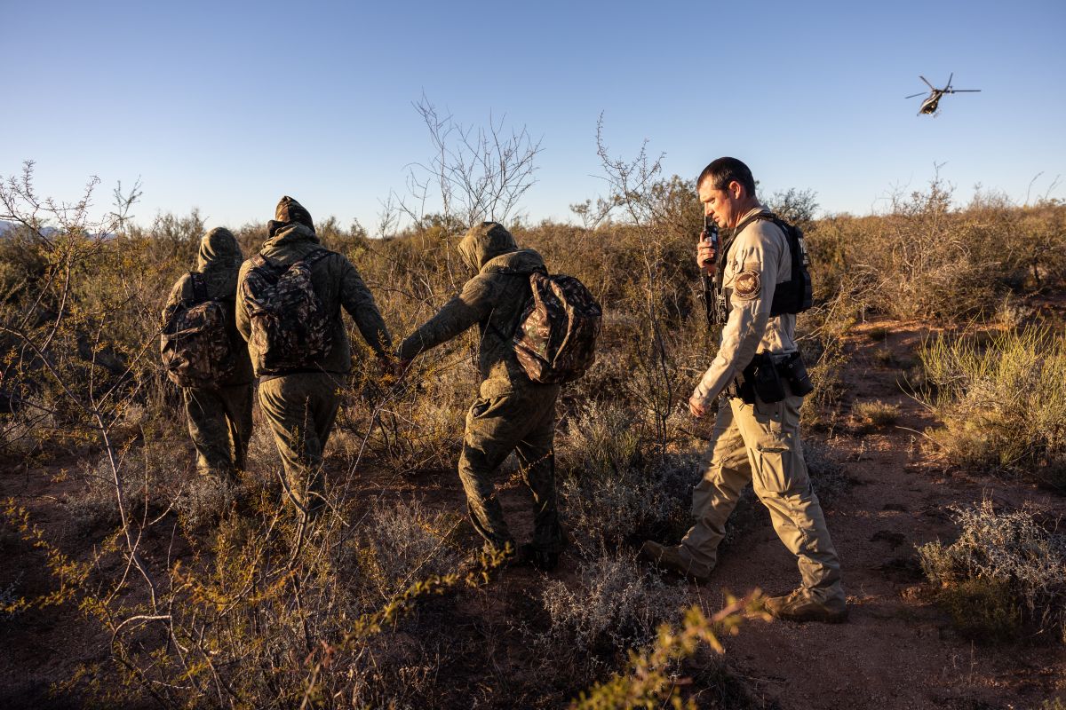 Agentes de CBP detienen a inmigrantes indocumentados en Arizona para expulsarlos.