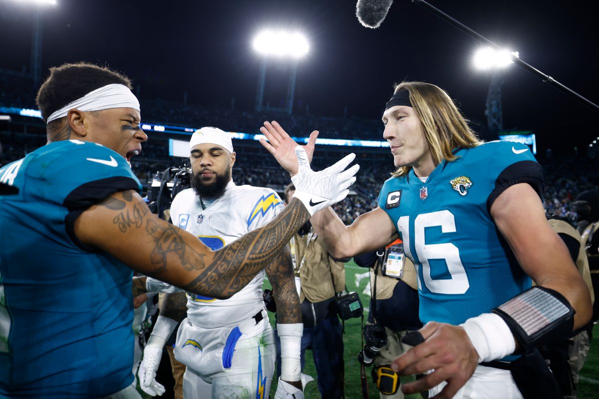 Marvin Jones Jr y Trevor Lawrence celebran la épica remontada de los Jaguars.