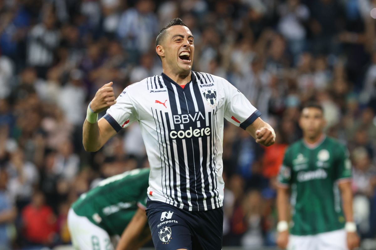 Rogelio Funes Mori en festejo de gol con Rayados.