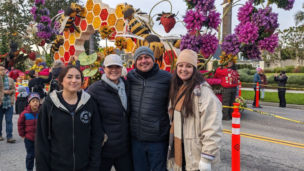 La familia Gómez llegó muy temprano a ver las carrozas. (Jacqueline García/La Opinión)