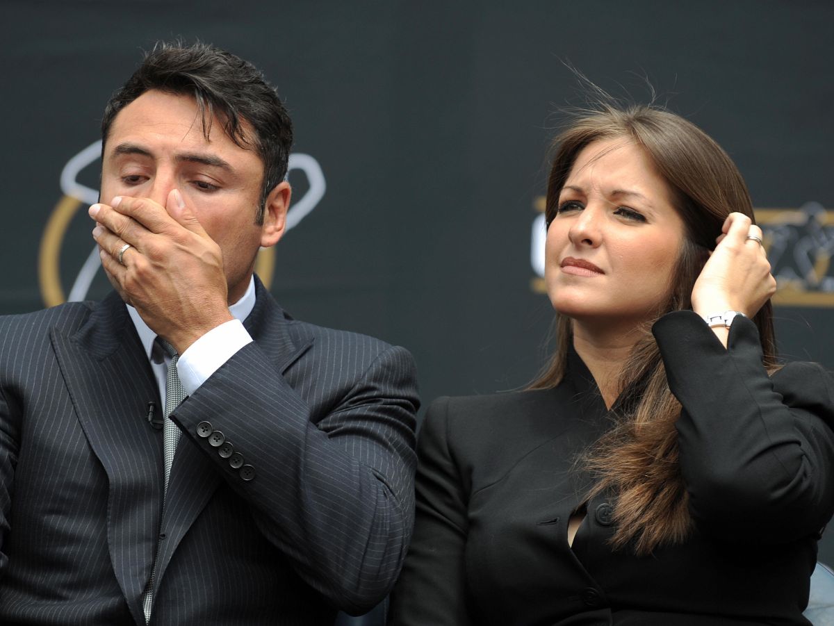 Óscar de la Hoya en compañía de Millie Corretjer en la rueda de prensa donde anunció su retiro del boxeo en 2009. 