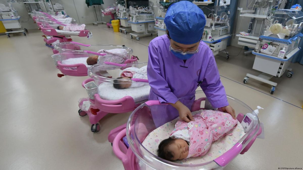 Una enfermera atiende a un recién nacido en el Hospital de Mujeres y Niños de la ciudad de Fuyang, en la provincia de Anhui. La tasa de crecimiento de la población total de China se ha ralentizado notablemente según cifras oficiales. (Archivo 08.08.2022)