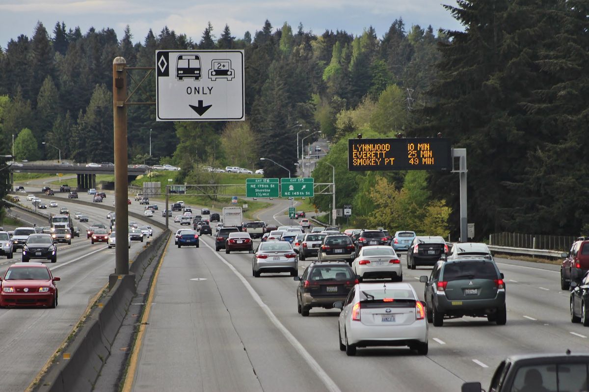 Un letrero de carril HOV  en la Interestatal 5 en dirección norte en Seattle, Washington.