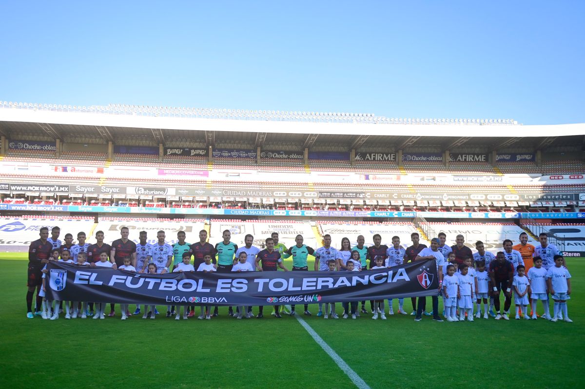 Gallos y Atlas en La Corregidora pidiendo paz.