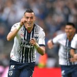 Rogelio Funes Mori celebra su hat-trick con Rayados ante San Luis.