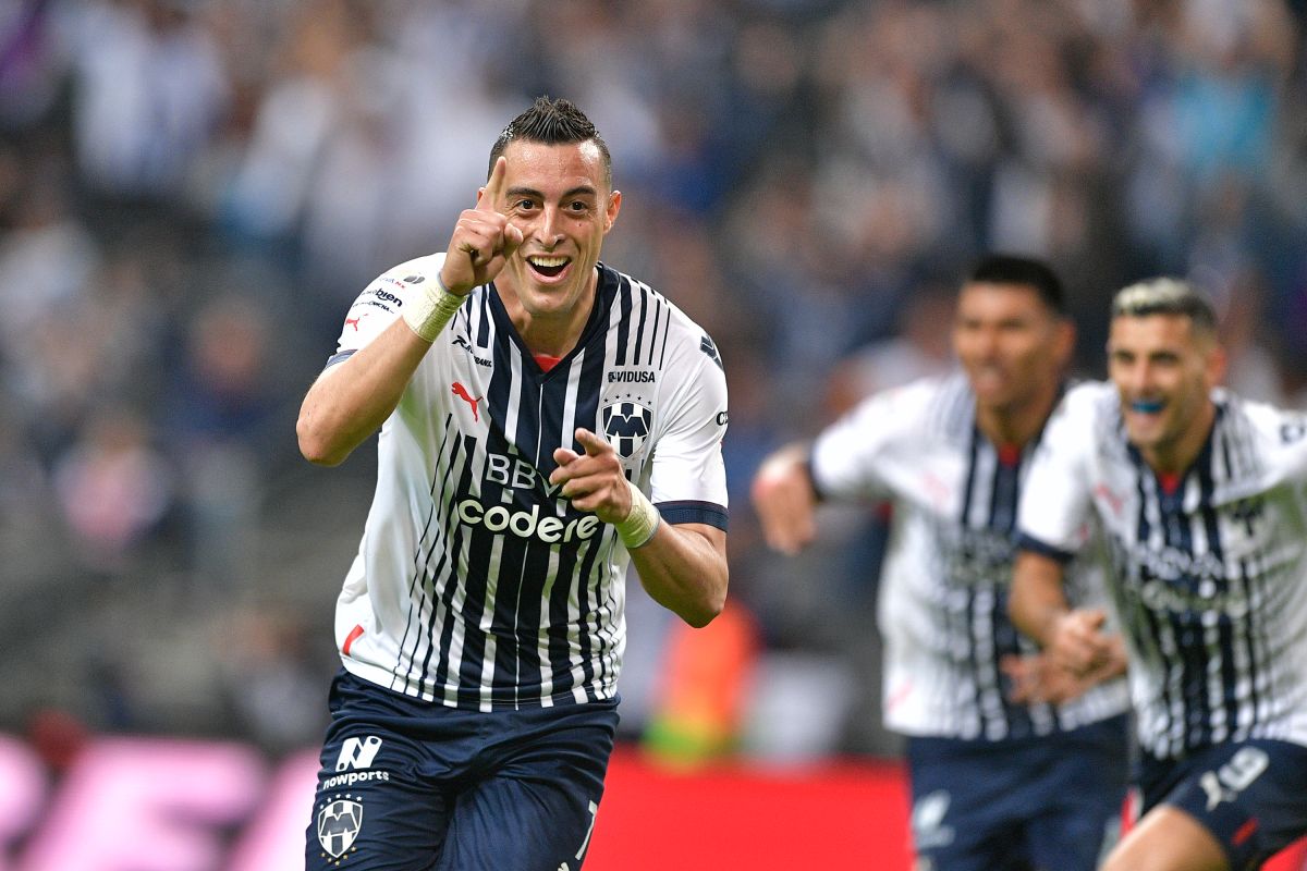 Rogelio Funes Mori celebra su hat-trick con Rayados ante San Luis.