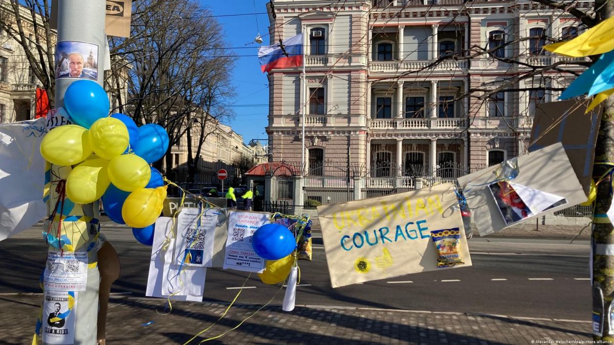 La embajada rusa en Riga, capital letona, con pancartas a favor de Ucrania enfrente en una imagen de archivo.