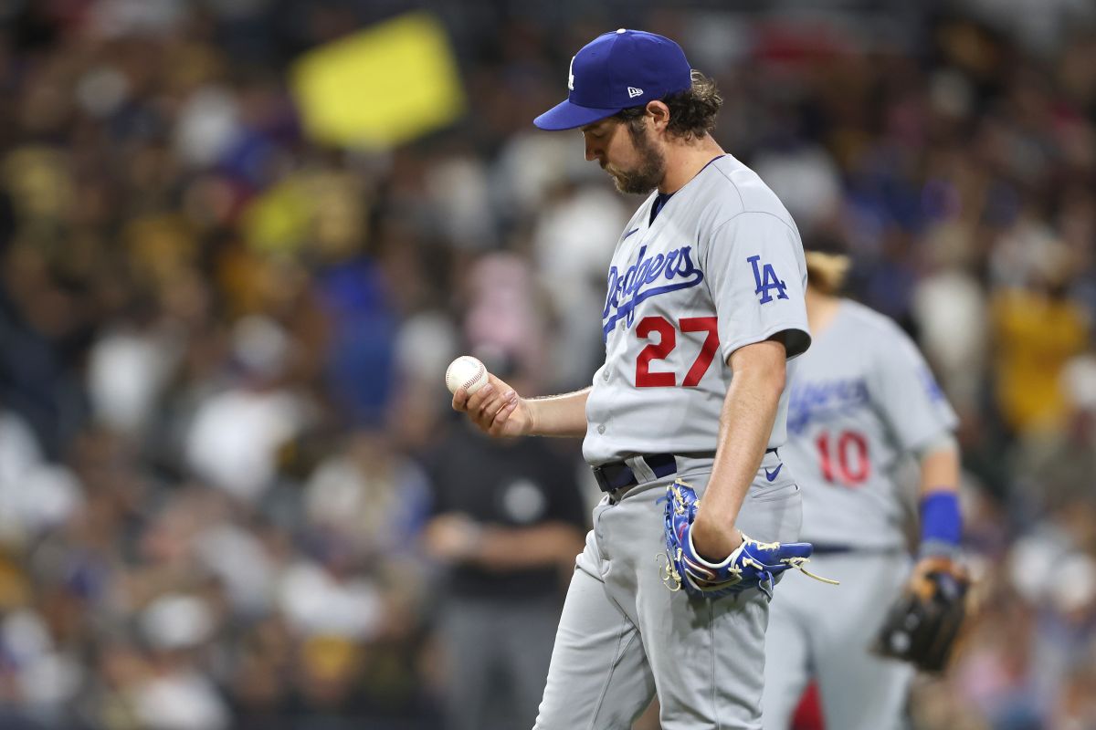 El lanzador Trevor Baeur durante un partido de Los Angeles Dodgers y San Diego Padres en la MLB 2021. 