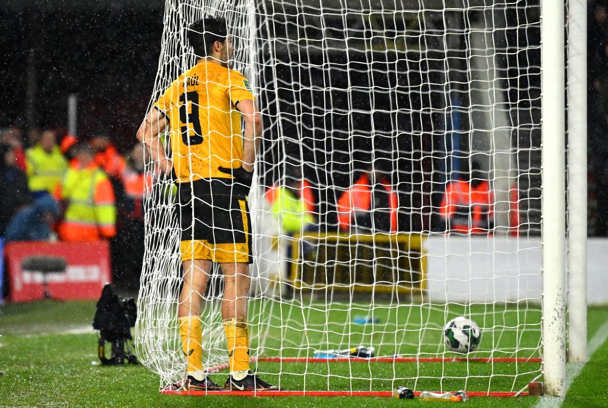 Raúl Jiménez entró como suplente en el Wolverhampton.