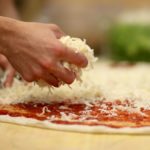 Airrack, un popular creador de contenidos y estrella de YouTube, y Pizza Hut se unieron para batir el récord Guinness World Records de la pizza más grande del mundo  en Los Ángeles, California