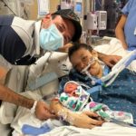 Sergio Vega y su esposa Paula Durán, junto su bebé recién nacido.