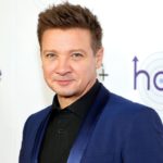 Jeremy Renner está siendo atendido en un hospital, acompañado de su familia.