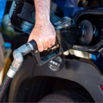 Un analista de GasBuddy considera que algunos cortes programados en refinerías en Estados Unidos contribuirán a que el precio del galón de gasolina suba en todo el país.